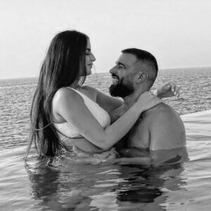 Kamila Tir-Abdelali Instagram - 7 ans de mariage 💍
Noce de laine, symbole de solidité et de longévité pour le couple 🖇
Mon premier amour pour toujours @noreofficiel 🤍