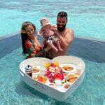 Kamila Tir-Abdelali Instagram - From honeymoon to Babymoon, welcome to the Maldives 🇲🇻🌺 Swipez, c’était il y a 3 ans, puis aujourd’hui ! Toujours au même endroit mais on est passé de 2 à 3 ❤️ @noreofficiel At @ayadamaldivesresort 🌺 Ayada Maldives