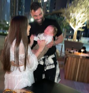 Kamila Tir-Abdelali Instagram - Hier on fêtait les 4 mois de notre fils !!! Il grandit trop vite !!!!! Seni seviyorum Kenan ❤️