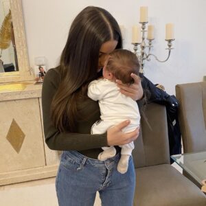 Kamila Tir-Abdelali Instagram - Kenan à un mois aujourd’hui 🎂🎉 Je réalise pas... Il y a pile un mois on a fait la plus belle rencontre de notre vie. Il grandit tellement, change chaque jour, trop d’amour pour lui !!! Longue vie à toi mon fils chéri 💙