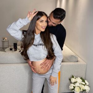Kamila Tir-Abdelali Instagram - 🎶 Et Noré aime Kamila 🎶