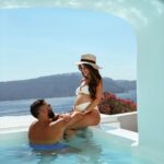 Kamila Tir-Abdelali Instagram - KN concours surprise ✨✈️🌍 Vous ne vous y attendiez sûrement pas mais le KN concours est de retour ! Et cette fois ci, une nouvelle destination jamais encore proposée, la Grèce, est plus précisément Santorin 🇬🇷 Vous avez suivis notre escapade durant ces 4 jours et nous vous proposons de vivre le même séjour que nous dans le fabuleux hôtel où nous avons séjourné. Cette offre inclus 3 nuitées au sein du luxueux @chelidonialuxurysuites dans la même suite que nous ( Olive tree suite ) avec petit déjeuner inclus pour deux personnes. Offre valable jusqu’au 30 septembre inclus. Pour y participer c’est toujours aussi simple, il faut s’abonner à @noreofficiel et moi, ainsi qu’à l’hôtel @chelidonialuxurysuites qui tirera au sort le gagnant et tagger la personne de votre choix. Bonne chance à tous, on vous love 🤍 KN Chelidonia Luxury Suites