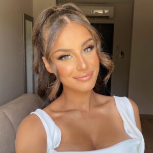 Kamila Tir-Abdelali Instagram - Full of love 🤍 Je suis devenue très émotive lol c’est THE symptôme de la grossesse je crois !