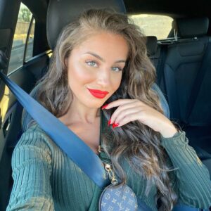 Kamila Tir-Abdelali Instagram - Selfie du mois ❤️
J-6 🥰
2,1 M de gros bisous 💋