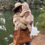 Kamila Tir-Abdelali Instagram - Première balade en famille aujourd’hui, j’étais aux anges ! Bon même si notre petit Keny a dormi tout le long c’était trop bien de prendre l’air avec lui, je me suis régalée !! La première photo c’est le mood de ma journée 🤍