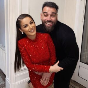 Kamila Tir-Abdelali Instagram - Happy new year 🎉 Que Dieu vous bénisse, vous protège de tout mal et vous accorde une bonne santé !! Soyez comblés d’amour 🥰❤️ Gros bisous. Mom and Dad 😘