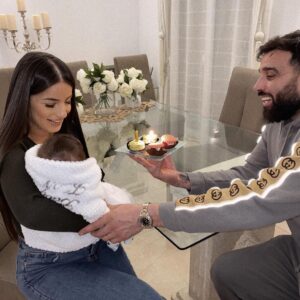 Kamila Tir-Abdelali Instagram - Kenan à un mois aujourd’hui 🎂🎉 Je réalise pas... Il y a pile un mois on a fait la plus belle rencontre de notre vie. Il grandit tellement, change chaque jour, trop d’amour pour lui !!! Longue vie à toi mon fils chéri 💙