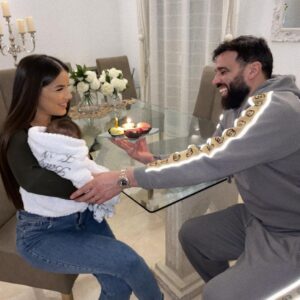 Kamila Tir-Abdelali Instagram - Kenan à un mois aujourd’hui 🎂🎉 Je réalise pas... Il y a pile un mois on a fait la plus belle rencontre de notre vie. Il grandit tellement, change chaque jour, trop d’amour pour lui !!! Longue vie à toi mon fils chéri 💙