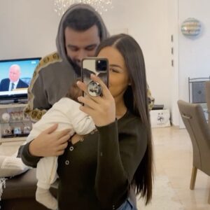 Kamila Tir-Abdelali Instagram - Kenan à un mois aujourd’hui 🎂🎉 Je réalise pas... Il y a pile un mois on a fait la plus belle rencontre de notre vie. Il grandit tellement, change chaque jour, trop d’amour pour lui !!! Longue vie à toi mon fils chéri 💙
