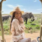 Kamila Tir-Abdelali Instagram - Djambo 🇹🇿 A la base ce voyage c’était pour faire le vide car ça n’allait pas fort et se retrouver en tant que couple .. Et finalement je vis encore plus de belles choses que ce que j’avais espéré.. Un rêve ce safari 🦒🦓🐆🐘 Serengeti National Park