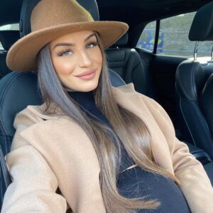 Kamila Tir-Abdelali Instagram - Tea time 🍂 J’espère que vous allez bien ? Des gros bisous 🤎