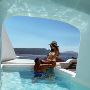 Kamila Tir-Abdelali Instagram - KN concours surprise ✨✈️🌍
Vous ne vous y attendiez sûrement pas mais le KN concours est de retour ! Et cette fois ci, une nouvelle destination jamais encore proposée, la Grèce, est plus précisément Santorin 🇬🇷 Vous avez suivis notre escapade durant ces 4 jours et nous vous proposons de vivre le même séjour que nous dans le fabuleux hôtel où nous avons séjourné. Cette offre inclus 3 nuitées au sein du luxueux @chelidonialuxurysuites 
dans la même suite que nous ( Olive tree suite ) avec petit déjeuner inclus pour deux personnes. Offre valable jusqu’au 30 septembre inclus. Pour y participer c’est toujours aussi simple, il faut s’abonner à @noreofficiel et moi, ainsi qu’à l’hôtel @chelidonialuxurysuites qui tirera au sort le gagnant et tagger la personne de votre choix. Bonne chance à tous, on vous love 🤍  KN