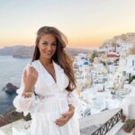 Kamila Tir-Abdelali Instagram - Yassas insta 🇬🇷🤍 Oui je parle grecque chouïa lol les globe trotters sont de retour 🔥 Oia, Santorini Greece