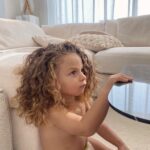 Kamila Tir-Abdelali Instagram - Tarzan aurait-il des origines algériennes ? On lui a enlevé les tresses aujourd’hui et je craque face à cette bouille ! Kenan de la jungle 💚😅🤩