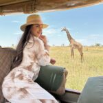 Kamila Tir-Abdelali Instagram - Djambo 🇹🇿 A la base ce voyage c’était pour faire le vide car ça n’allait pas fort et se retrouver en tant que couple .. Et finalement je vis encore plus de belles choses que ce que j’avais espéré.. Un rêve ce safari 🦒🦓🐆🐘 Serengeti National Park