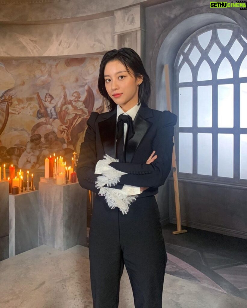 Kang Min-ah Instagram - 🖤🍗🤤 #굽네치킨 #갈릭마왕
