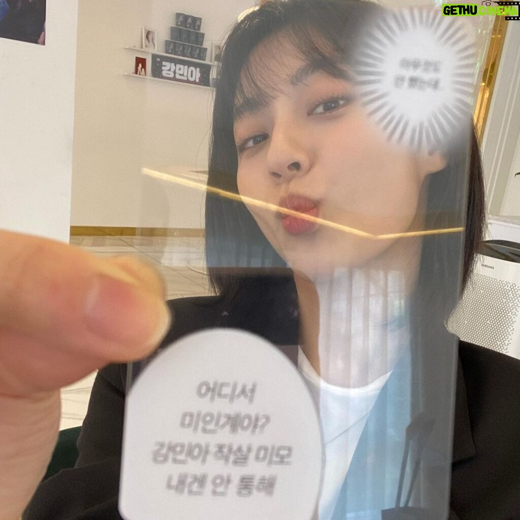 Kang Min-ah Instagram - 하루 전이지만 생일 카페 들러봤습니다 올해도 정말 고마워 우리 봉봉이들 사랑해💗✨