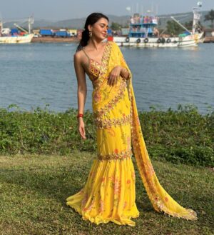 Karan Kundrra Instagram - Khushiyaan da chadeya ajj vellaa vey..! @tejasswiprakash @sharyumahale @kyle.dempsey3 ❤️❤️

Tejasswi: 
Styled by @akankshakawediastyle 
Outfit @forampatel_official 
Jewellery @aquamarine_jewellery