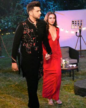 Karan Kundrra Instagram - When you’re with the right person.. there are no challenges in love ❤️‍🔥Don’t Forget to watch #TemptationIslandIndia with my own little red hot temptation @tejasswiprakash tonight at 8 only on @officialjiocinema 

Outfit: @bharat_reshma