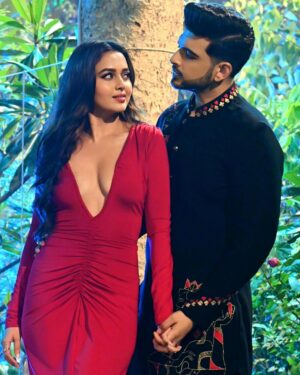 Karan Kundrra Instagram - When you’re with the right person.. there are no challenges in love ❤️‍🔥Don’t Forget to watch #TemptationIslandIndia with my own little red hot temptation @tejasswiprakash tonight at 8 only on @officialjiocinema 

Outfit: @bharat_reshma