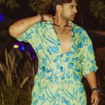 Karan Kundrra Instagram - 15 yrs of your unwavering love.. kaise kahein humein kitni mohabbat hai aapse.. forever grateful 🙏🏼 time for a new era.. apaa fer milaange.. faaaaadke!!!