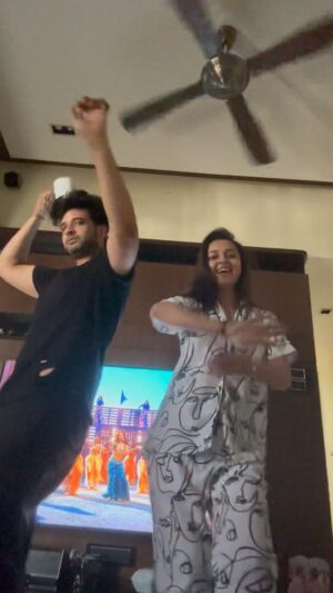 Karan Kundrra Instagram - Jamming 💃🏻💃🏻🙈🙈😂😂
