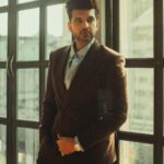 Karan Kundrra Instagram - “I have learned more from the streets than in any classroom.” ~ Don Vito Corleone Styled by @robertson_lyngdoh_ Wearing @tenassi @jackjonesindia Jewellery @inoxjewelryin