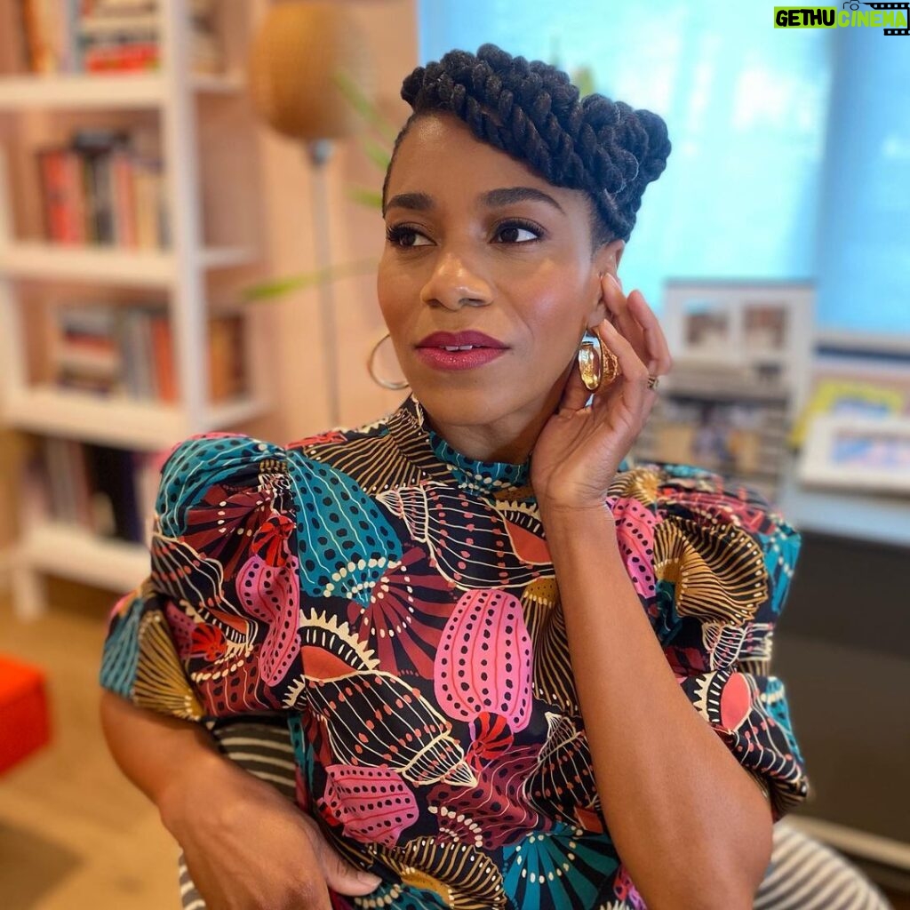 Kelly McCreary Instagram - Contemplating whether y’all would like me to share a handful of favorite products/brands I’ve discovered this year to inspire your last-minute holiday shopping... or if I’m waaay too late for that. Thoughts? #stuffkellylikes 📷: @saniyyahsahar EDIT: I see many requests for info on the blouse! Also a new fave— @farmrio, an eco-friendly brand out of Brazil featuring a bounty of feast-for-the-eyes/ jazz-up-your-zoom-meeting prints.