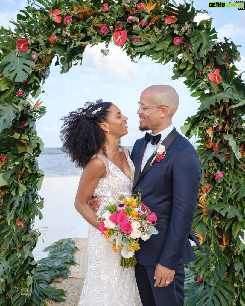 Kelly McCreary Instagram - Four years in… and I’d do it again and again. Happy anniversary, baby. 🖤🤲🏽💋