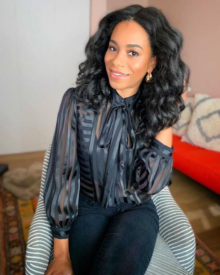 Kelly McCreary Instagram - A fresh press for some fresh press. ✨Glammed up by @marjthestylist and @autumnmoultriebeauty 💋💋