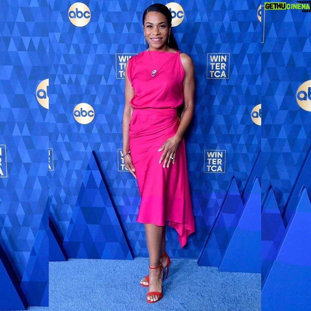 Kelly McCreary Instagram - Mama always told me pink was my color 💕 . . . Last night at the Winter #TCA Party styled by @lisaandtylerj. H/MU by @bethanygmakeup. 💓Tap for additional credits. The Langham Huntington, Pasadena