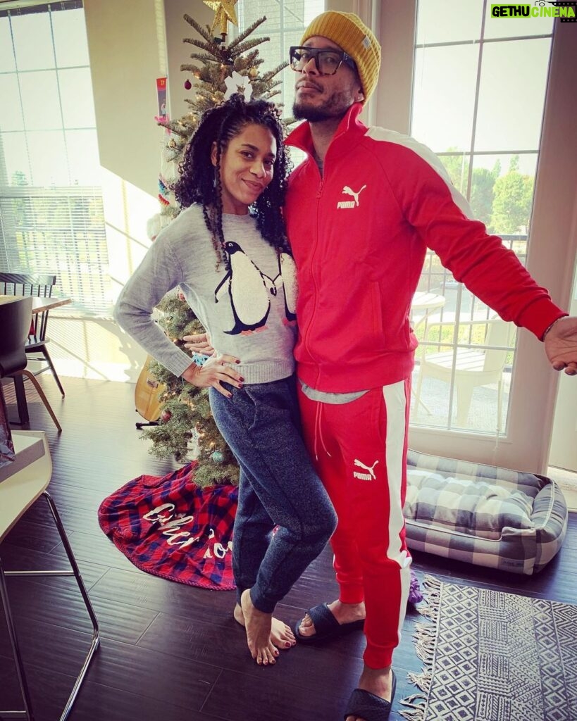 Kelly McCreary Instagram - Merry Christmas, good people!! ❤️ With love from me, Pete and Motown. 🎄