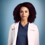 Kelly McCreary Instagram - The doctor is in. She just came from a photo shoot 💁🏽‍♀️. All new @greysabc this Thursday night. 🙌🏾