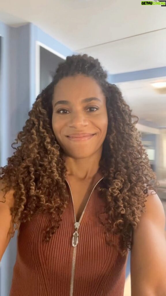 Kelly McCreary Instagram - Cancer sucks! Recently, it has touched my family and too many near and dear ones. For this Valentine’s Day, I’m going to #KissCancerGoodbye with #StandUpToCancer. Won’t you join me and donate if you can to @su2c?