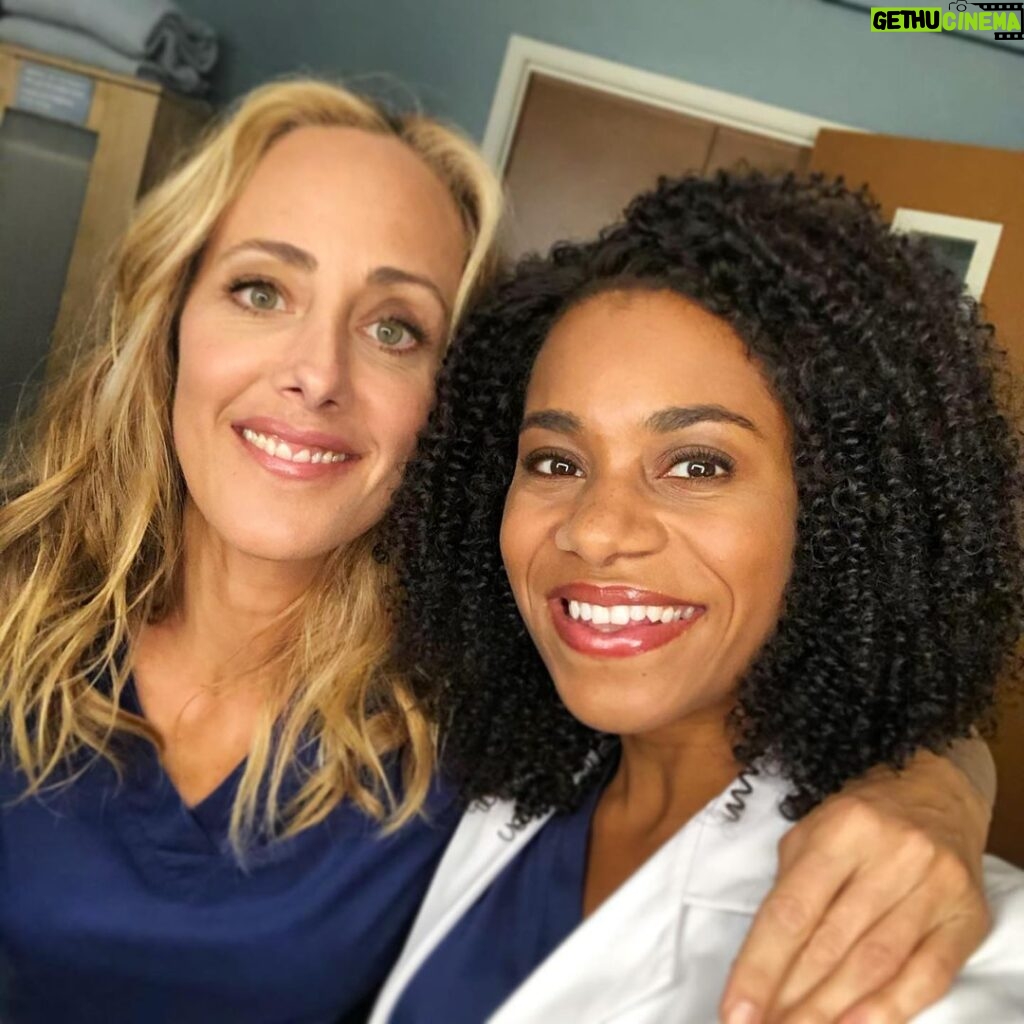 Kelly McCreary Instagram - Working with this gem today. @greysabc is back tonight!