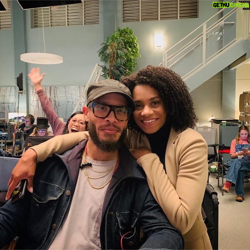 Kelly McCreary Instagram - My favorite kind of workday is when @petechatmon is around. 🥰 (@juliewong2017 clearly agrees.) Repost @petechatmon: Ran Into Somebody On Set. Then @juliewong2017 Demanded A Rewrite On The Photo. #videovillage #directorslife