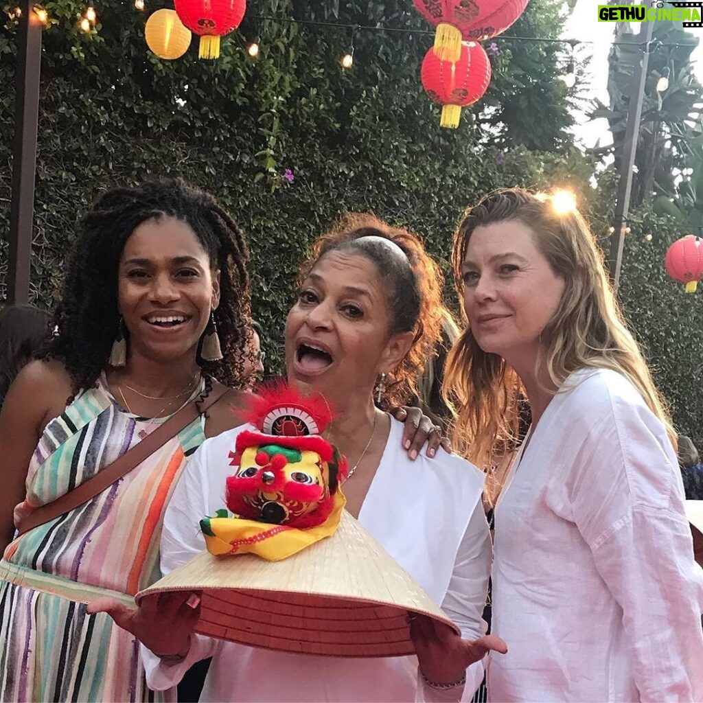 Kelly McCreary Instagram - Season 16! We ready!!! #repost @therealdebbieallen ・・・ We’re back!!!💋✨ @ellenpompeo @seekellymccreary #greysanatomy