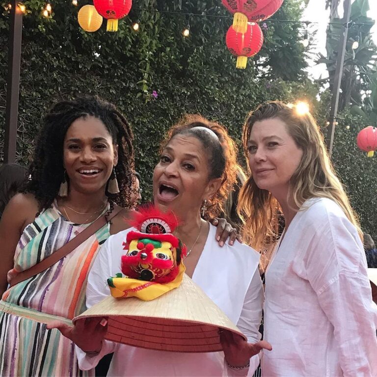 Kelly McCreary Instagram - Season 16! We ready!!! #repost @therealdebbieallen ・・・ We’re back!!!💋✨ @ellenpompeo @seekellymccreary #greysanatomy