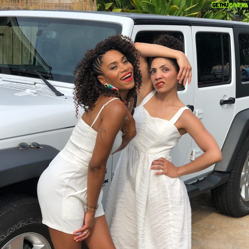 Kelly McCreary Instagram - {swipe} Raise your hand if you’ll be in the house to see these two dummies at @lashortsfest screening of @acohortofguests on Sunday night? 🙋🏻‍♀️🙋‍♀️🙋🏼‍♀️🙋🏽‍♀️🙋🏾‍♀️🙋🏿‍♀️ Expect more ridiculousness. Link in bio for tix! #acohortofguests #shortfilms 📷: @savageblackout Laemmle NoHo 7