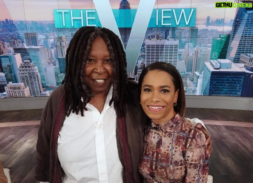 Kelly McCreary Instagram - Huge thank you to @theviewabc for having me on to chat about Maggie Pierce and tonight’s Grey’s Anatomy season finale! I had the best time sitting at that iconic table chatting with legends. Hope I didn’t cry on you too much, Whoopi. 😭🙌🏾Link in bio for full segment. Beautification team: 💄: @nickbarose 💇🏽‍♀: @marjthestylist and @elizabeth.semande 👗: @andriamichellebush