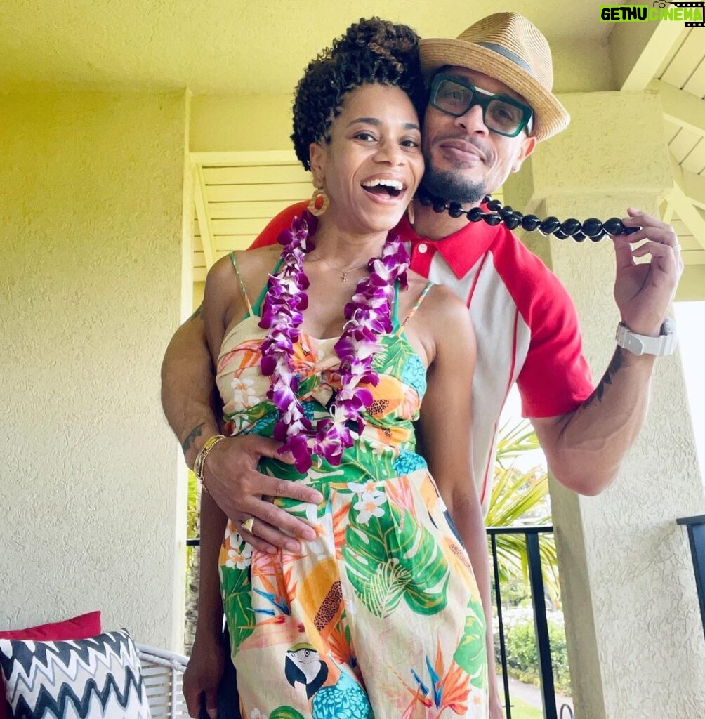 Kelly McCreary Instagram - You make me smile with my heart. 💙♥️🖤 #happyvalentinesday