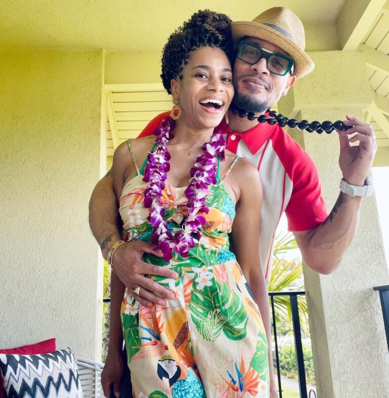 Kelly McCreary Instagram - You make me smile with my heart. 💙♥️🖤 #happyvalentinesday