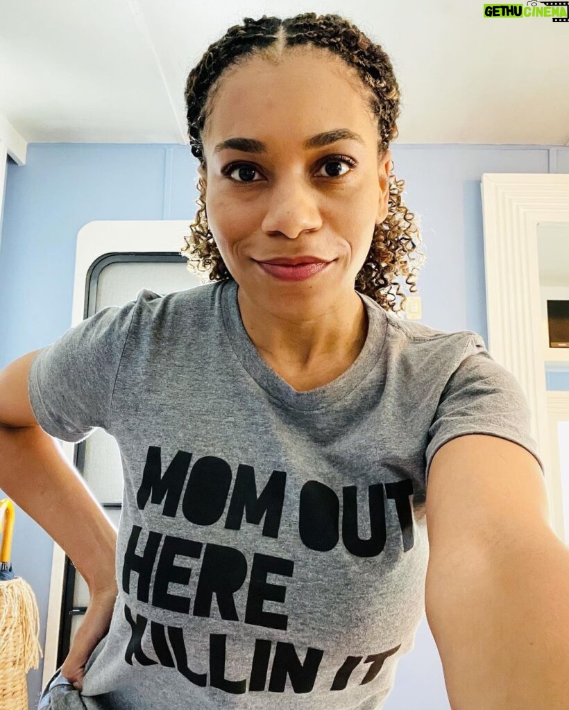 Kelly McCreary Instagram - Shoutout to every working mother keeping plates spinning like a circus act. 💁🏽‍♀