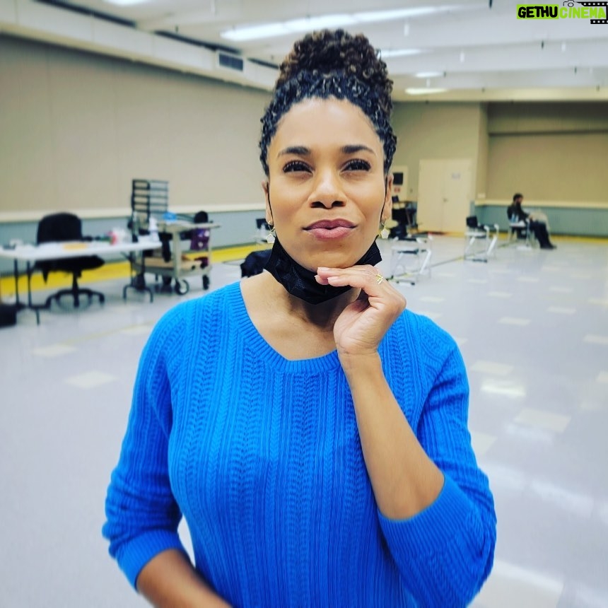 Kelly McCreary Instagram - When you’re deciding if you should warn folks to buckle up for tonight’s @greysabc winter finale… or let them go on a wild ride…? #yallaintready #greysanatomy 📸: @taiyoungstyle