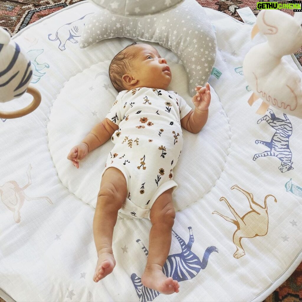 Kelly McCreary Instagram - Our everything… 💙 Indigo Wren Chatmon is here. 💙