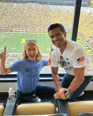 Kelly Ripa Instagram - Weekend big house photo tour. Go blue 〽️💙💛