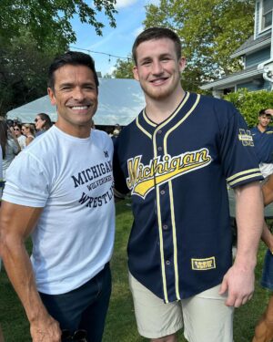Kelly Ripa Instagram - Weekend big house photo tour. Go blue 〽️💙💛