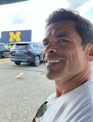 Kelly Ripa Instagram - Weekend big house photo tour. Go blue 〽️💙💛