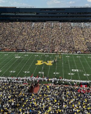 Kelly Ripa Instagram - Weekend big house photo tour. Go blue 〽️💙💛