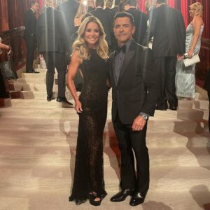 Kelly Ripa Instagram - Mom and Dad attend the #oscars champagne carpets and caviar dreams🖤🖤